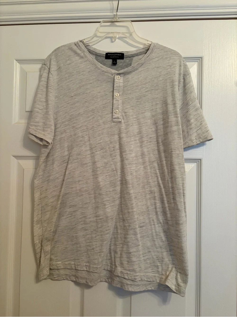 Banana Republic Men's Light Gray Short-Sleeve Henley Shirt